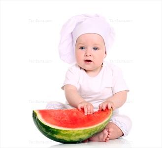 تصویر با کیفیت پسر بچه در حال خوردن هندوانه
